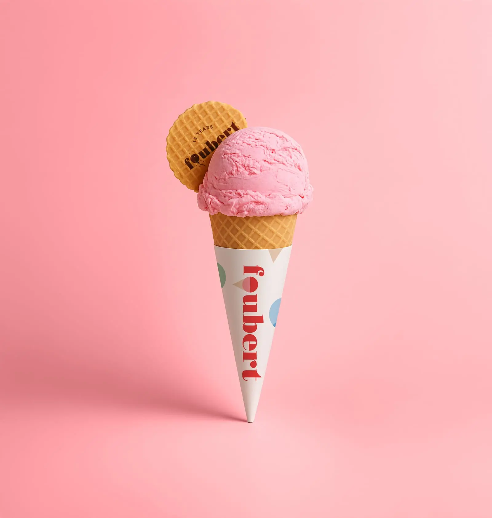 Hoorntje met een bol roze ijs en een Foubert-wafel